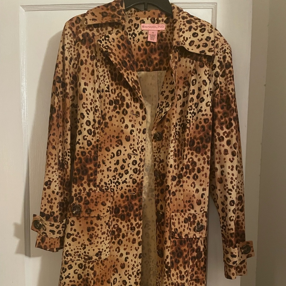 Bandolino Leopard print coat with belt (unlined). In excellent conditional.